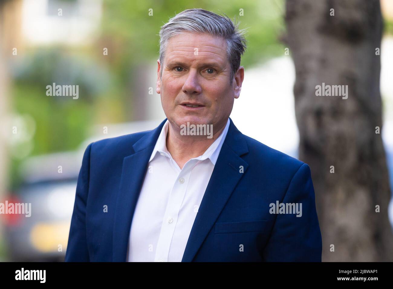 London, Großbritannien. 08.. Juni 2022. Keir Starmer, Vorsitzender der Labour Party, verlässt sein Haus, um in London an den Fragen des Premierministers teilzuhaben. Boris Johnson gewann am Montag ein Vertrauensvotum, das von den konservativen Abgeordneten ausgelöst wurde, obwohl er mit potenziellen langfristigen Schwierigkeiten konfrontiert ist, was seine Zukunft als Premierminister im Zweifel lässt. (Foto von Tejas Sandhu/SOPA Images/Sipa USA) Quelle: SIPA USA/Alamy Live News Stockfoto