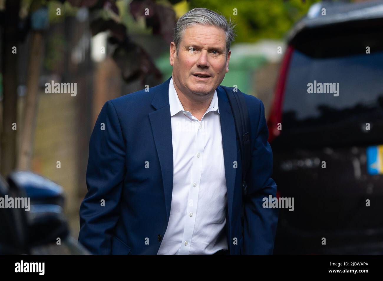 London, Großbritannien. 08.. Juni 2022. Keir Starmer, Vorsitzender der Labour Party, verlässt sein Haus, um in London an den Fragen des Premierministers teilzuhaben. Boris Johnson gewann am Montag ein Vertrauensvotum, das von den konservativen Abgeordneten ausgelöst wurde, obwohl er mit potenziellen langfristigen Schwierigkeiten konfrontiert ist, was seine Zukunft als Premierminister im Zweifel lässt. (Foto von Tejas Sandhu/SOPA Images/Sipa USA) Quelle: SIPA USA/Alamy Live News Stockfoto