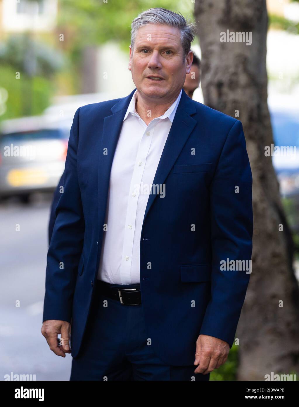 London, Großbritannien. 08.. Juni 2022. Keir Starmer, Vorsitzender der Labour Party, verlässt sein Haus, um in London an den Fragen des Premierministers teilzuhaben. Boris Johnson gewann am Montag ein Vertrauensvotum, das von den konservativen Abgeordneten ausgelöst wurde, obwohl er mit potenziellen langfristigen Schwierigkeiten konfrontiert ist, was seine Zukunft als Premierminister im Zweifel lässt. (Foto von Tejas Sandhu/SOPA Images/Sipa USA) Quelle: SIPA USA/Alamy Live News Stockfoto