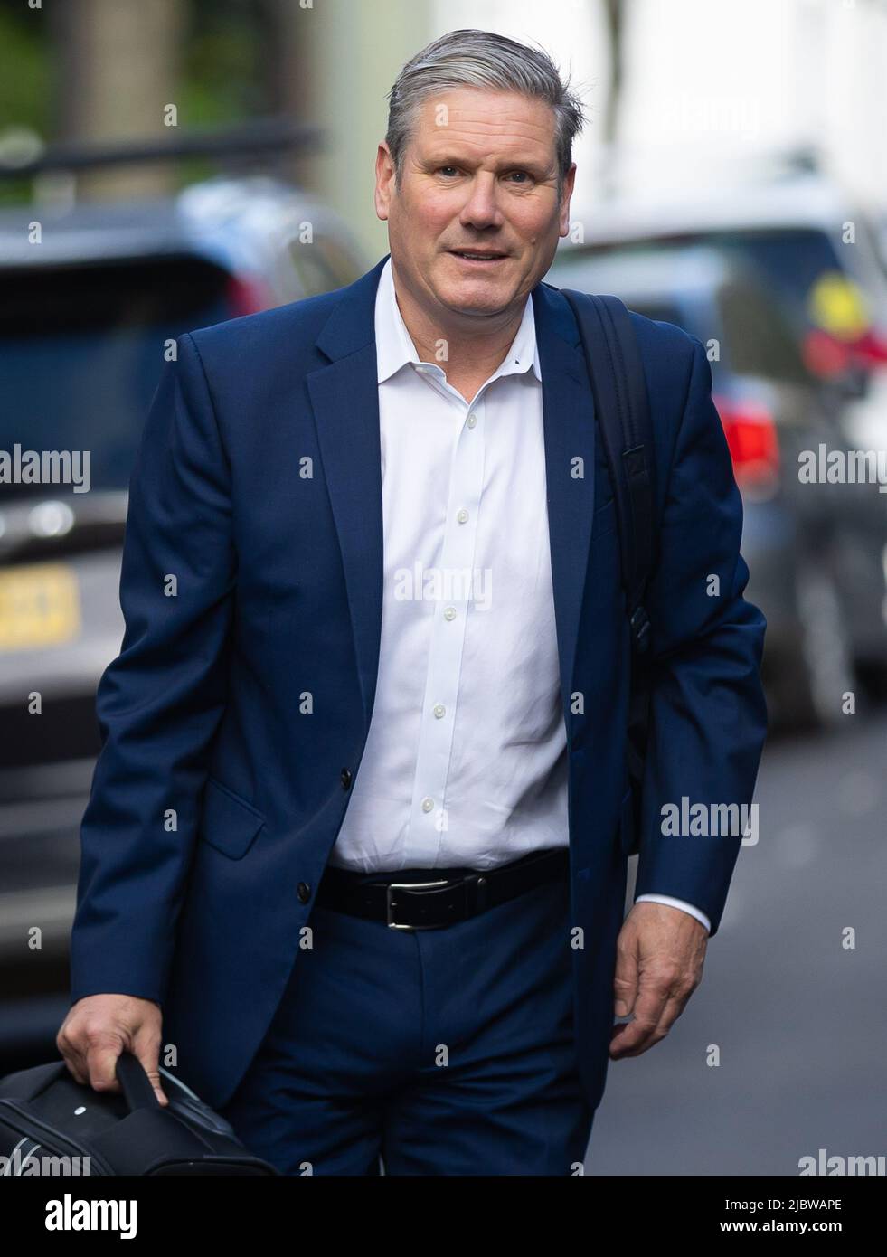 London, Großbritannien. 08.. Juni 2022. Keir Starmer, Vorsitzender der Labour Party, verlässt sein Haus, um in London an den Fragen des Premierministers teilzuhaben. Boris Johnson gewann am Montag ein Vertrauensvotum, das von den konservativen Abgeordneten ausgelöst wurde, obwohl er mit potenziellen langfristigen Schwierigkeiten konfrontiert ist, was seine Zukunft als Premierminister im Zweifel lässt. (Foto von Tejas Sandhu/SOPA Images/Sipa USA) Quelle: SIPA USA/Alamy Live News Stockfoto