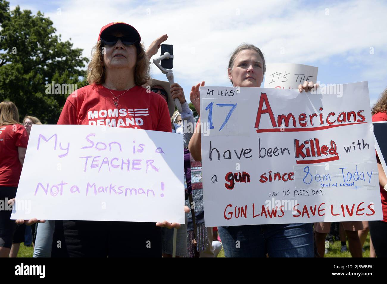 Washington, Usa. 08.. Juni 2022. Zwei Teilnehmer halten Plakate während einer Kundgebung mit Everytown for Gun Safety, Moms Demand Action und Students Demand Action, Kongressabgeordneten, Überlebenden von Waffengewalt und Organisationen zur Verhinderung von Waffengewalt sowie Unterstützern am Mittwoch, dem 8. Juni 2022, vor dem US-Kapitol in Washington, DC ab. Foto von Bonnie Cash/UPI Credit: UPI/Alamy Live News Stockfoto