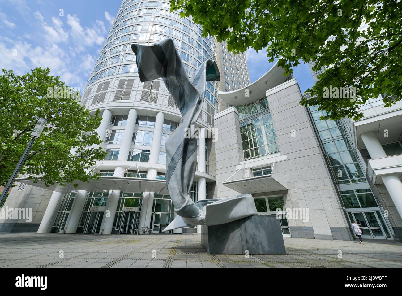 Westend Tower, DZ Bank, Mainzer Landstraße, Westendstraße, Skulptur „Inverted Collar and Tie“ von Claes Oldenburg, Frankfurt am Main, Hessen, Deutschl Stockfoto