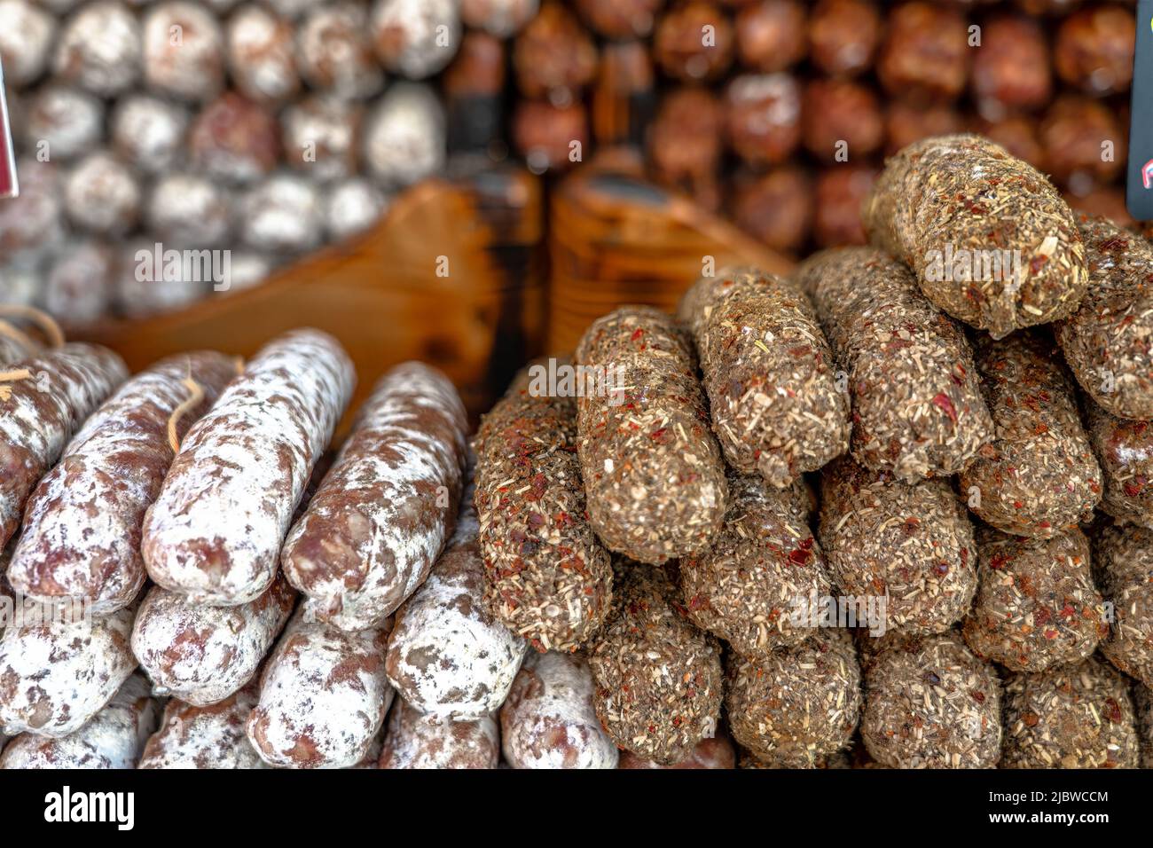 Stapel von Trockenwurst - Saucisson, in der Regel aus Schweinefleisch, oder eine Mischung aus Schweinefleisch und anderen Fleischsorten. Stockfoto