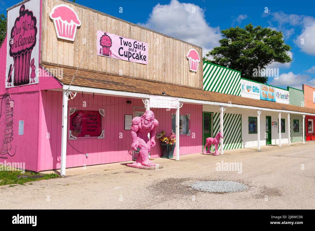 North Utica, Illinois - Vereinigte Staaten - 8.. Juni 2022: Farbenfrohe Schaufenster in der Innenstadt an einem schönen sonnigen Morgen. Stockfoto