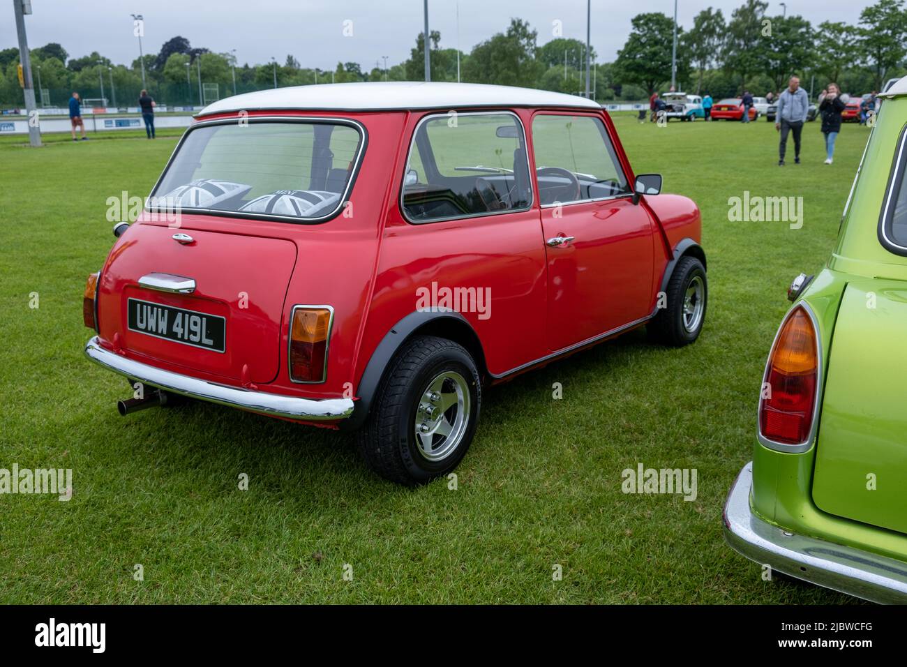 Red Austin Mini 1972 auf der American Classic Car Show im Keynsham Rugby Club (Jun22) Stockfoto