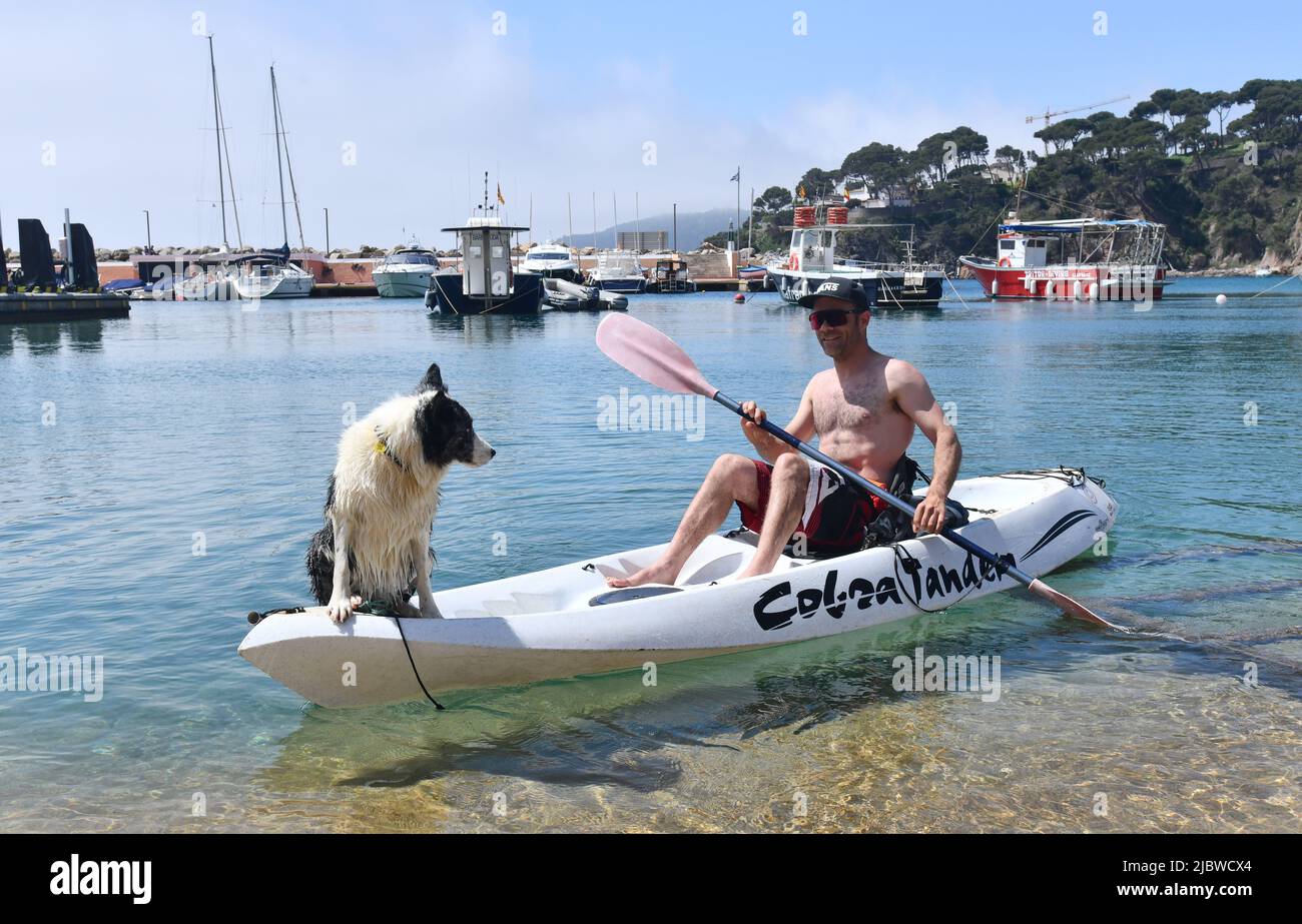 Mann und sein Border Collie Hund auf dem Kanu-Kajak in llafranc Spanien Stockfoto