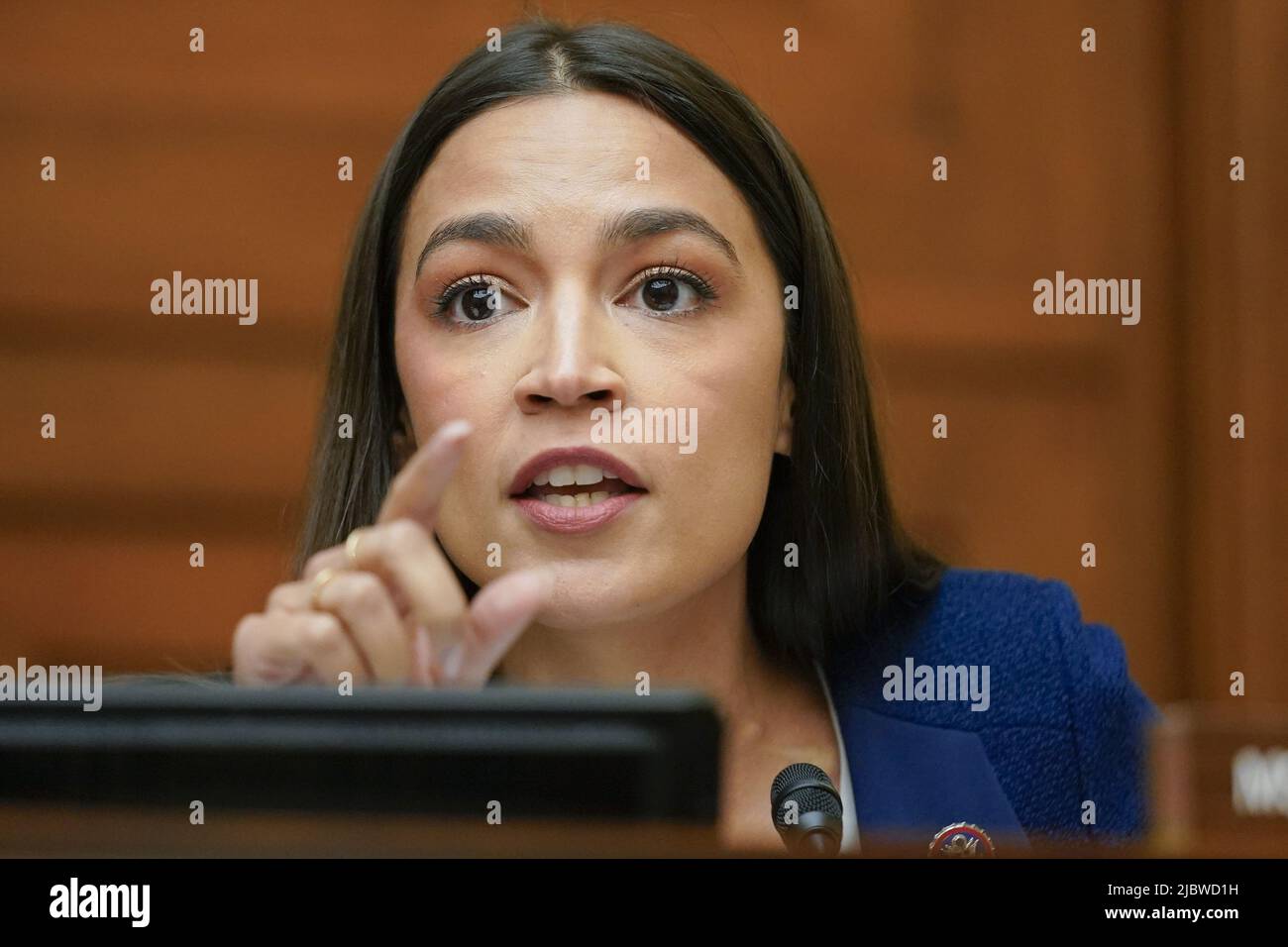 Washington, Usa. 08.. Juni 2022. Die Rep. Alexandria Ocasio-Cortez, D-NY, spricht während einer Anhörung des Ausschusses für Aufsicht und Reform des Repräsentantenhauses über Waffengewalt auf dem Capitol Hill in Washington, DC am Mittwoch, den 8. Juni 2022. Poolfoto von Andrew Harnik/UPI Kredit: UPI/Alamy Live News Stockfoto