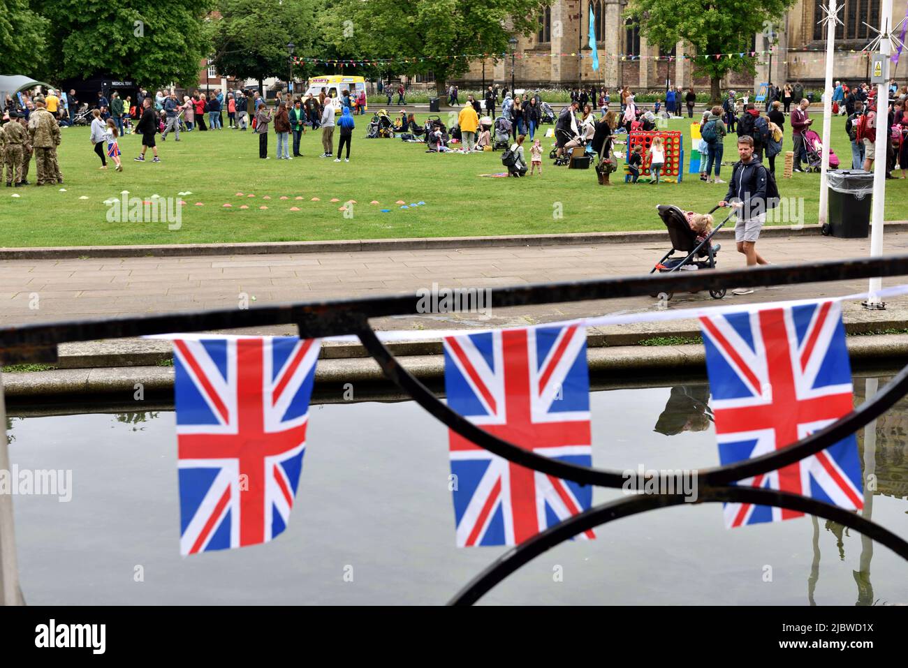 Britische Flaggen auf Geländern mit Blick auf das Bristol College Green Festival, Party, Großbritannien Stockfoto