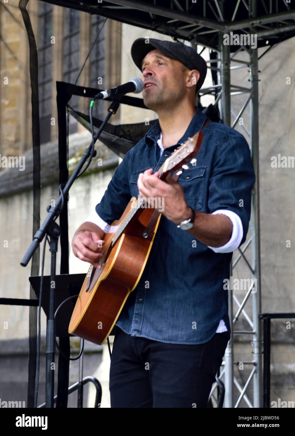 Phil King Sänger und Gitarrist auf der Jubiläumsparty des Bristol College Green Stage Stockfoto