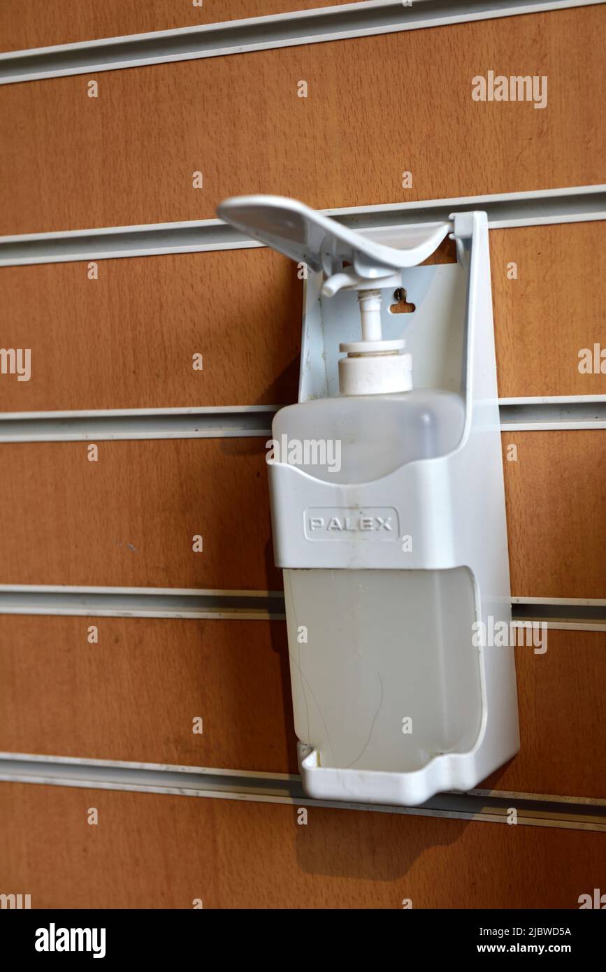 An der Wand montierter Spender für Händedesinfektionsmittel Stockfoto
