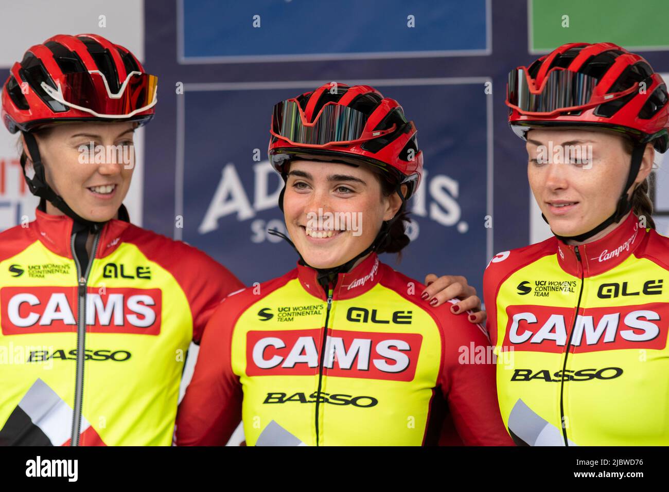 Radsportler der CAMS Basso im Colchester Sports Park für das UCI Women’s Tour-Radrennen der Etappe 1 nach Bury St Edmunds. Sammie Stuart, Beth Morrow, Storrie Stockfoto