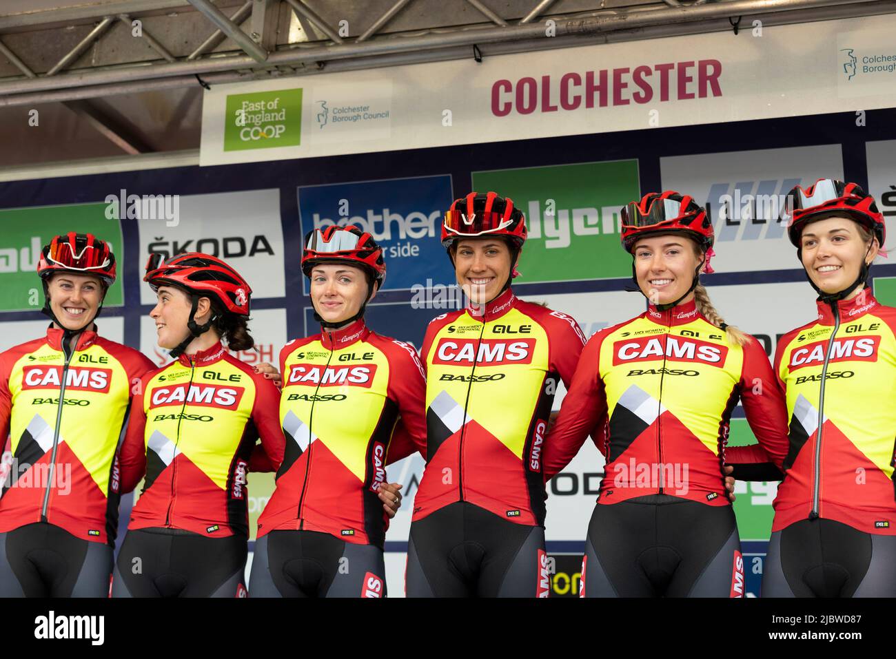 Radsportler der CAMS Basso im Colchester Sports Park für das UCI Women’s Tour-Radrennen der Etappe 1 nach Bury St Edmunds Stockfoto