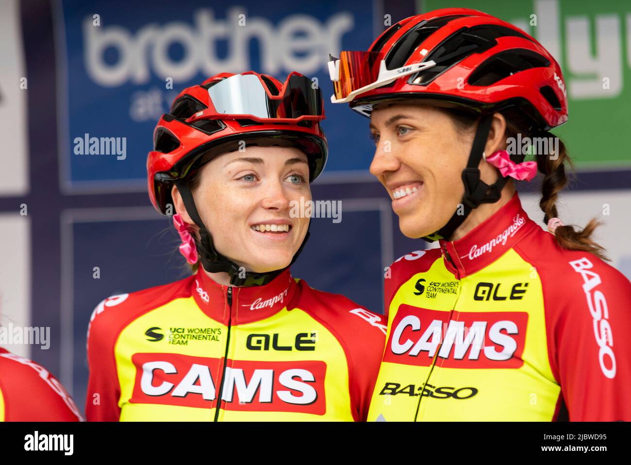 Becky Storrie und Danni Shrsbree von CAMS Basso im Colchester Sports Park für das UCI Women’s Tour Radrennen Etappe 1 nach Bury St. Edmunds Stockfoto