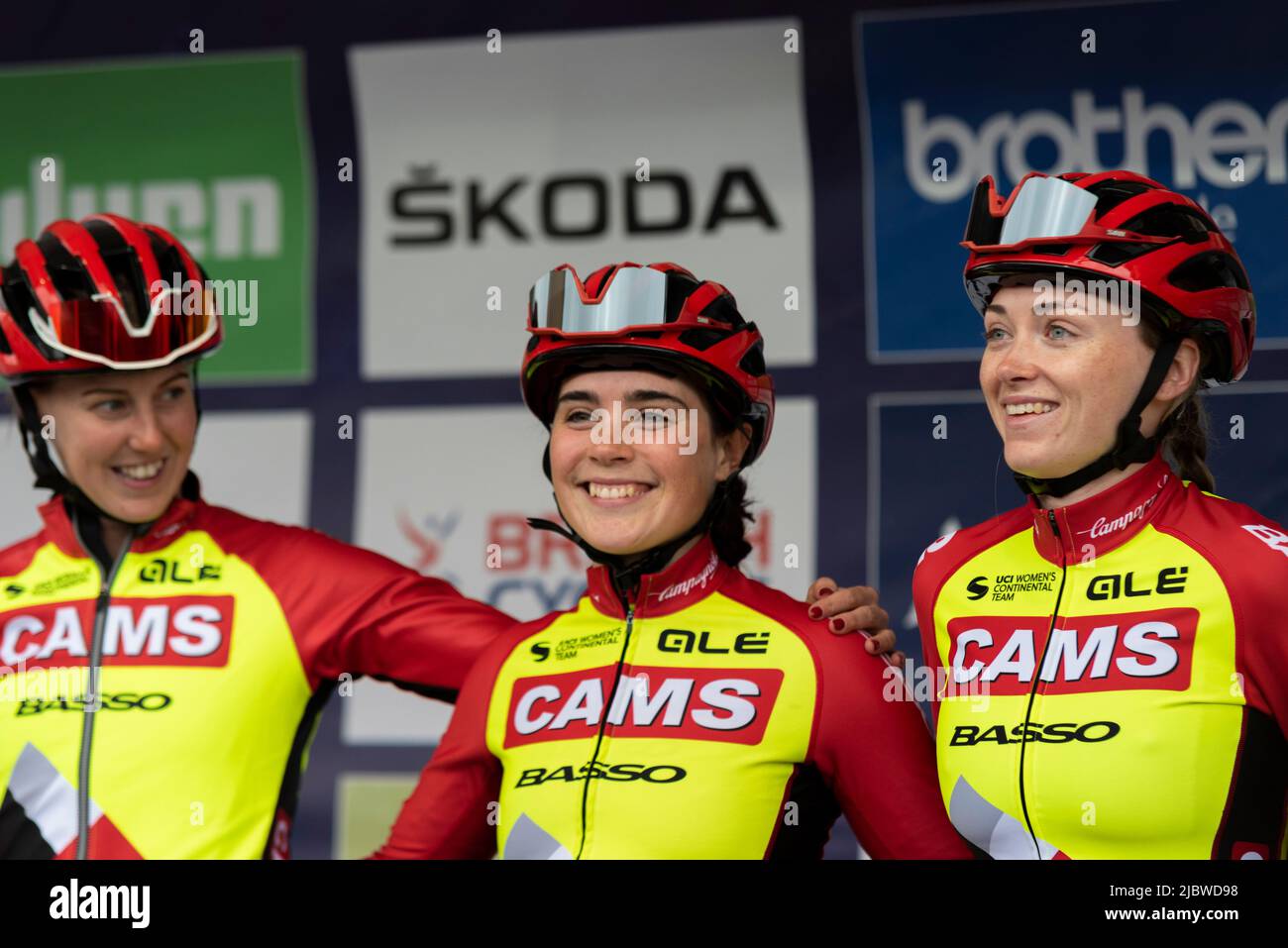 Beth Morrow und Becky Storrie von CAMS Basso im Colchester Sports Park für das UCI Women’s Tour Radrennen Etappe 1 nach Bury St Edmunds Stockfoto
