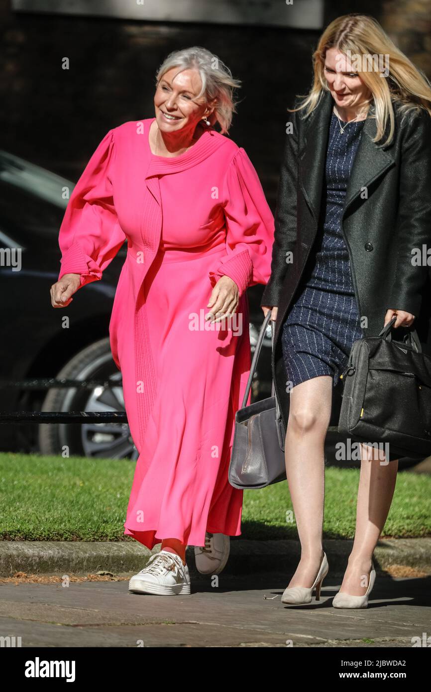 Downing Street, London, Großbritannien. 08.. Juni 2022. Nadine Dorries MP, Staatssekretärin für Digital, Kultur, Medien und Sport in einem langen rosa Kleid. Der British Fashion Council veranstaltete heute Abend zusammen mit dem Premierminister eine Veranstaltung zur Feier nachhaltiger Mode, anlässlich des Starts der London Fashion Week am Freitag. Es wurde erwartet, dass der Premierminister bei der Veranstaltung sprechen wird, an der Vertreter der Modeindustrie und politische Persönlichkeiten wie Kultursekretärin Nadine Dorries und Justine Simonds, stellvertretende Bürgermeisterin für Kultur und die Kreativwirtschaft, teilnehmen. Kredit: Imageplotter/Alamy Live Nachrichten Stockfoto