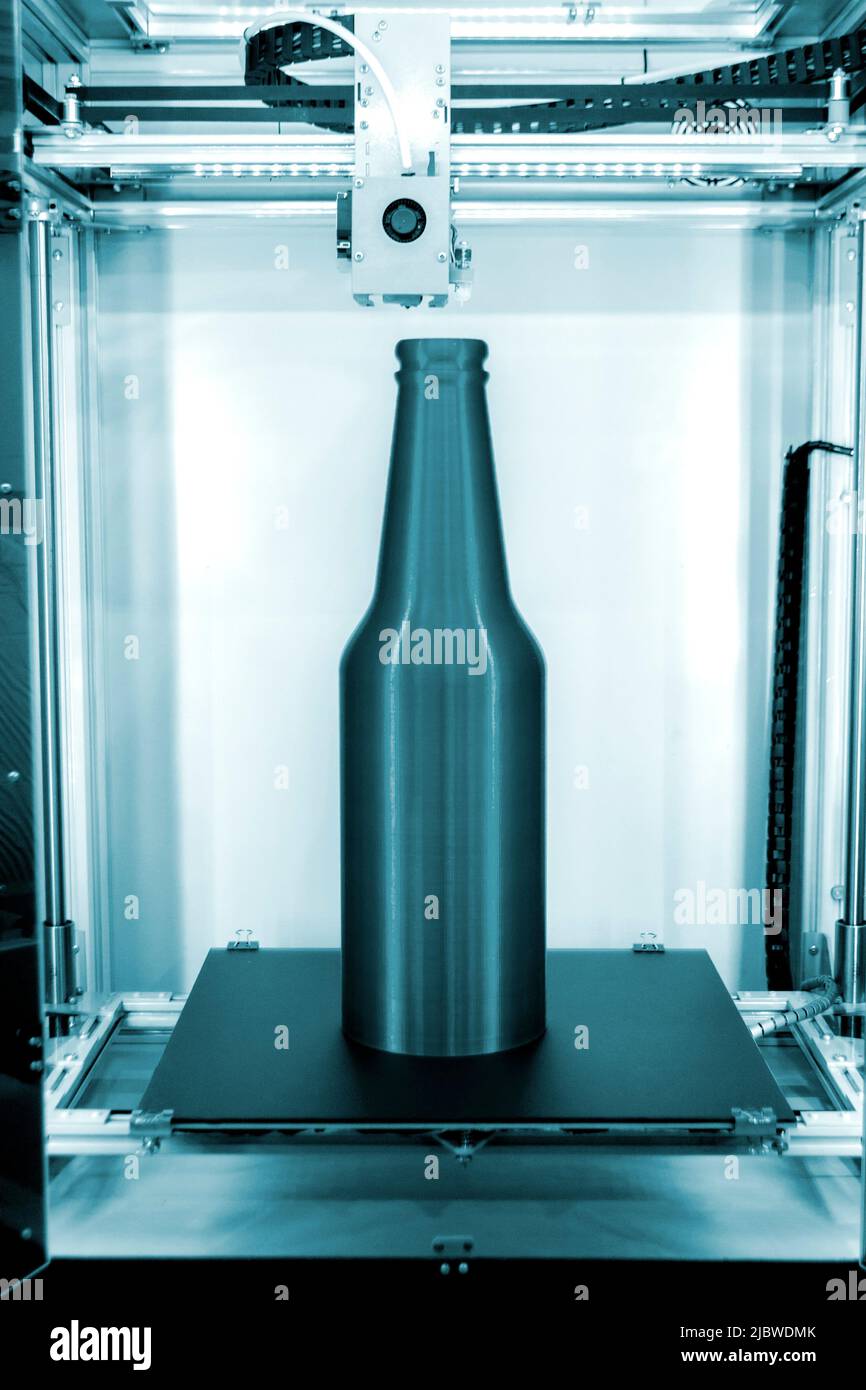 Das auf dem Drucker 3D gedruckte Kunstobjekt befindet sich im Drucker 3D auf dem Desktop. Neue fortschrittliche additive moderne 3D Drucktechnologie. Dreidimensionale Modelle, die mit hochpräzisen 3D-Drucktechnologien erstellt wurden Stockfoto