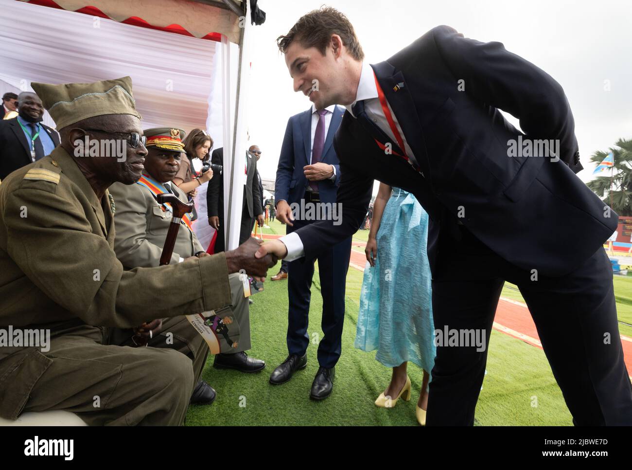 Kongo, 08. Juni 2022. Der Staatssekretär für Wissenschaftspolitik, Thomas Dermine, abgebildet mit der Kaporal Kunyuku in der marge einer Kranzniederlegung bei der 'Memorial aux anciens combattants' in Kinshasa, während eines offiziellen Besuchs des belgischen Königspaares in der Demokratischen Republik Kongo, Mittwoch, den 08. Juni 2022. Der belgische König und die belgische Königin werden vom 7.. Bis 13.. Juni Kinshasa, Lubumbashi und Bukavu besuchen. BELGA FOTO BENOIT DOPPAGNE Stockfoto