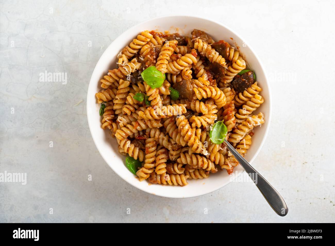 Pasta alla Norma - Traditionelle italienische Küche mit Auberginen, Tomaten, Käse und Basilikum Stockfoto