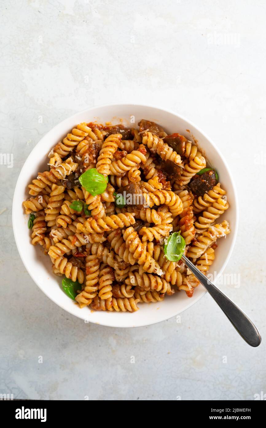 Pasta alla Norma - Traditionelle italienische Küche mit Auberginen, Tomaten, Käse und Basilikum Stockfoto