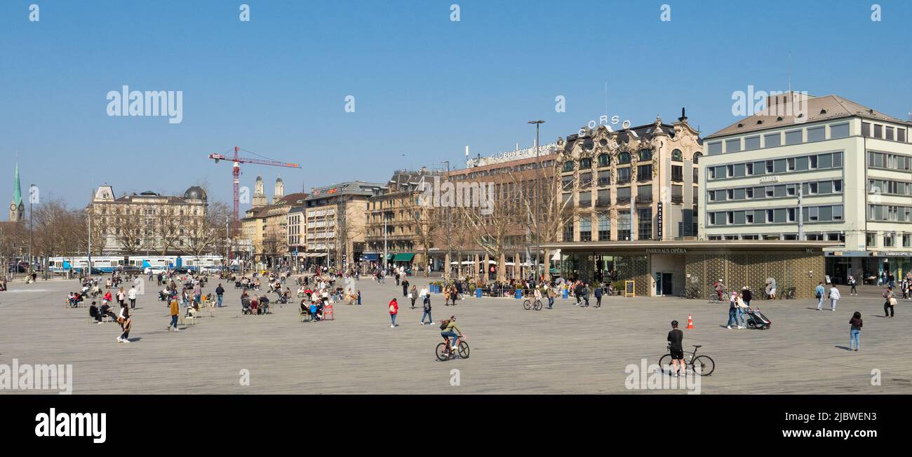 Zürich, Schweiz - März 26. 2022: Sechselaeutenplatz mit umliegenden historischen Gebäuden Stockfoto