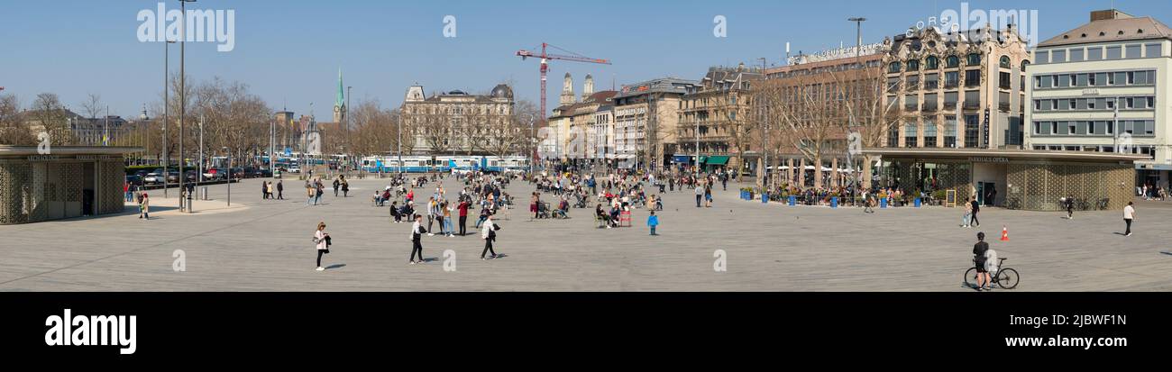 Zürich, Schweiz - März 26. 2022: Sechselaeutenplatz mit umliegenden historischen Gebäuden Stockfoto