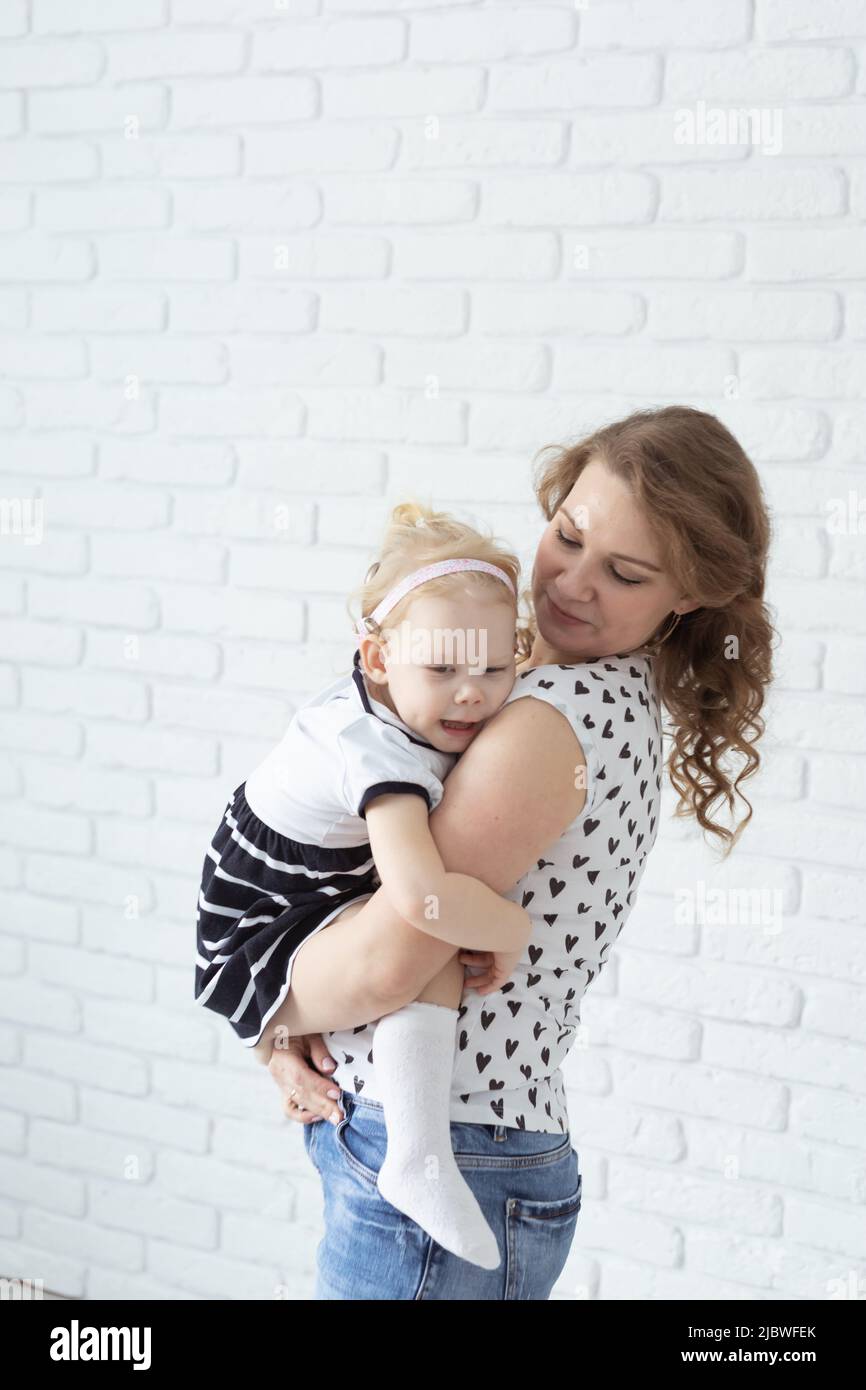 Baby mit Cochlea-Implantat Hörgerät Spaß mit ihrer Mutter - Taubheit und Diversity-Konzept. Platz und Platz für Werbung kopieren Stockfoto