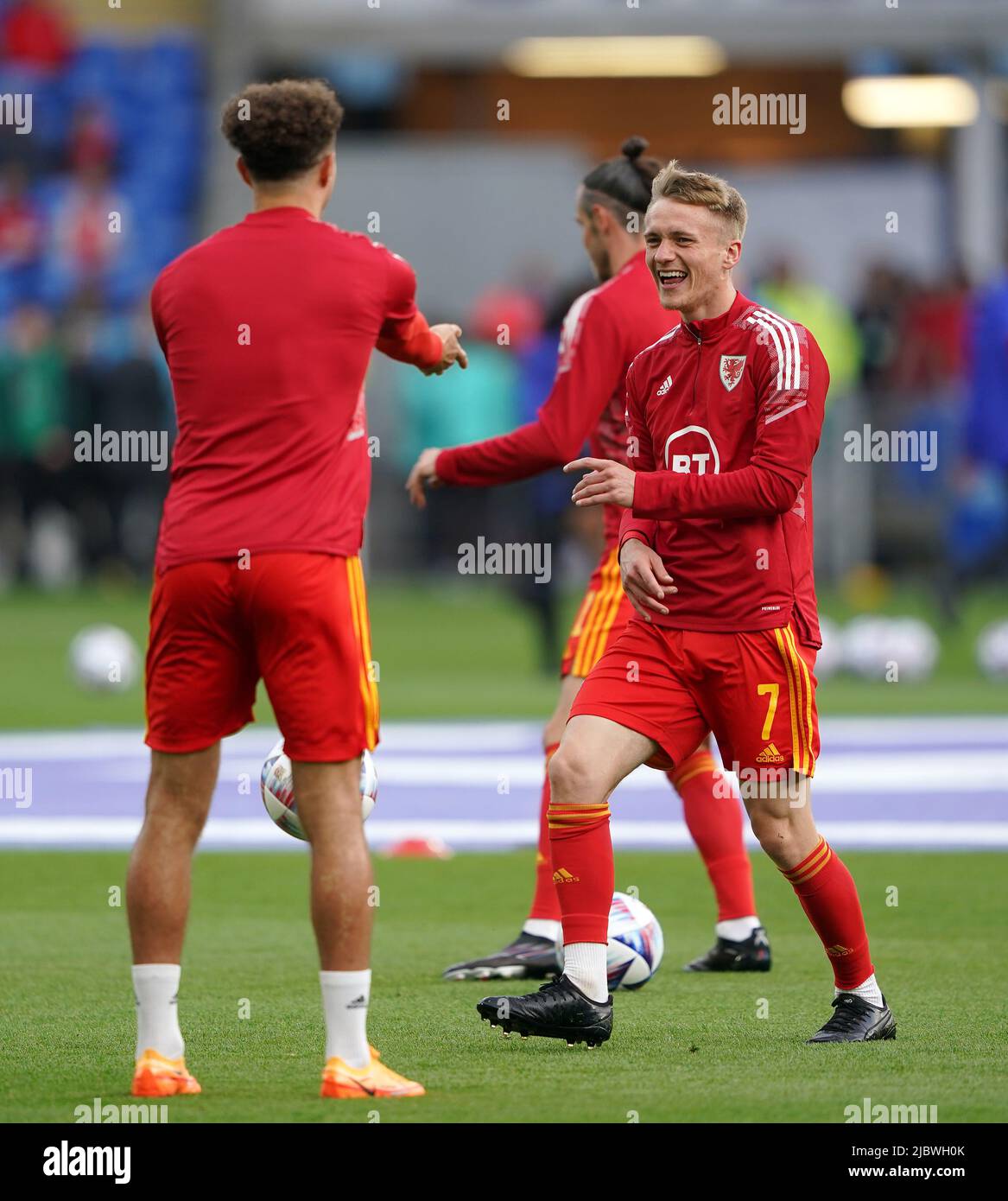 Matthew Smith von Wales (rechts) und Ethan Ampadu wärmen sich vor dem Spiel der UEFA Nations League im Cardiff City Stadium in Cardiff auf. Bilddatum: Mittwoch, 8. Juni 2022. Stockfoto