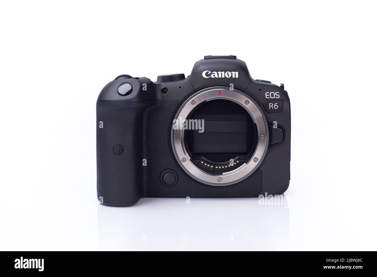 Galati, Rumänien - 12. Oktober 2021: Wenn die Kamera Canon EOS R6 ausgeschaltet ist, schließt sich der Verschluss, um den Sensor vor Staub zu schützen. Canon R6 Vollformatsensor ohne Mirrorless Stockfoto