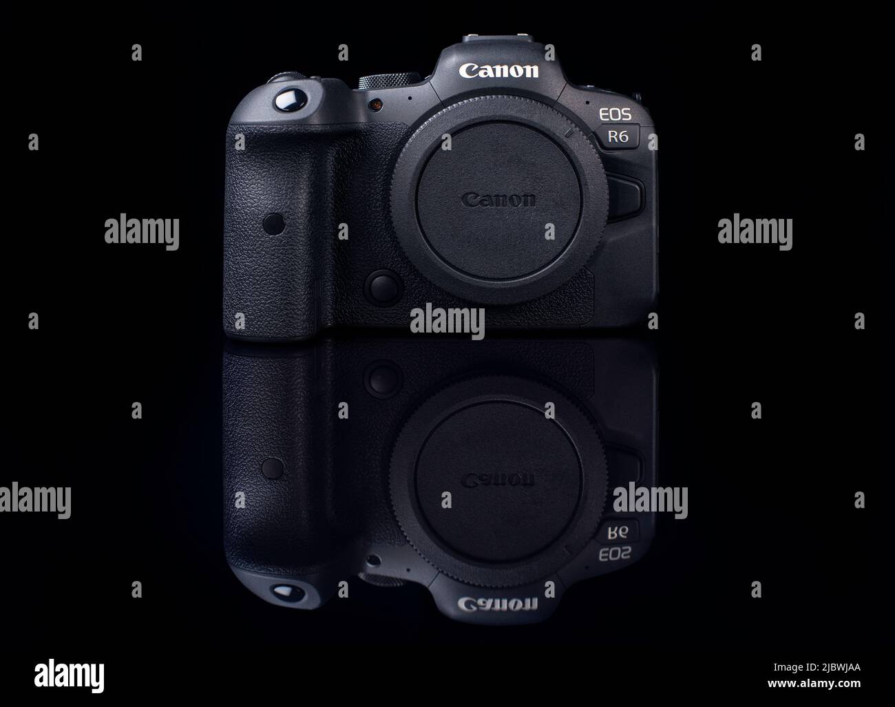 Galati, Rumänien – 12. Oktober 2021: Canon R6 Vollformatkamera mit Mirrorless-Funktion auf schwarzem Hintergrund. Stockfoto