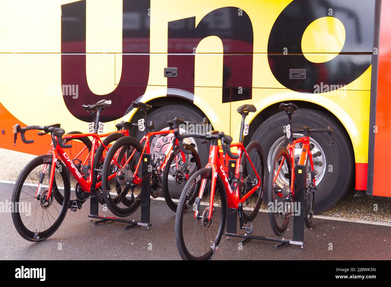 Die Bikes des Uno-X Pro Cycling Team ON stehen vor dem Teambus Stockfoto