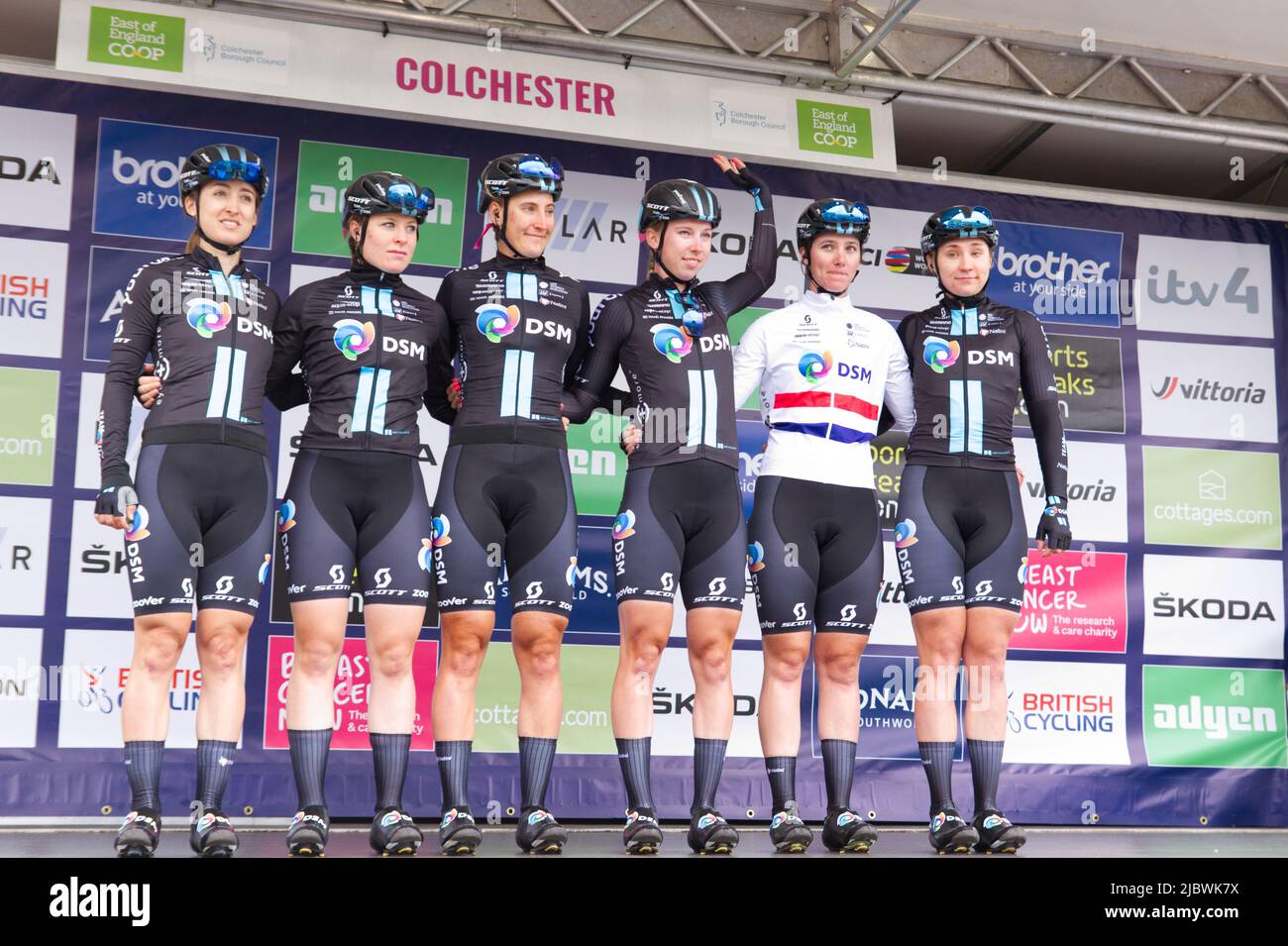 Das Women's Cycling Team DSM wird der Menge vor der ersten Etappe der Women's Tour of Britain 2022 in Colchester in Essex vorgestellt. Stockfoto