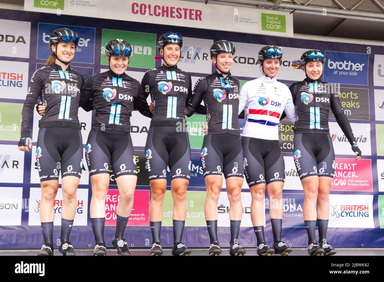 Das Women's Cycling Team DSM wird der Menge vor der ersten Etappe der Women's Tour of Britain 2022 in Colchester in Essex vorgestellt. Stockfoto