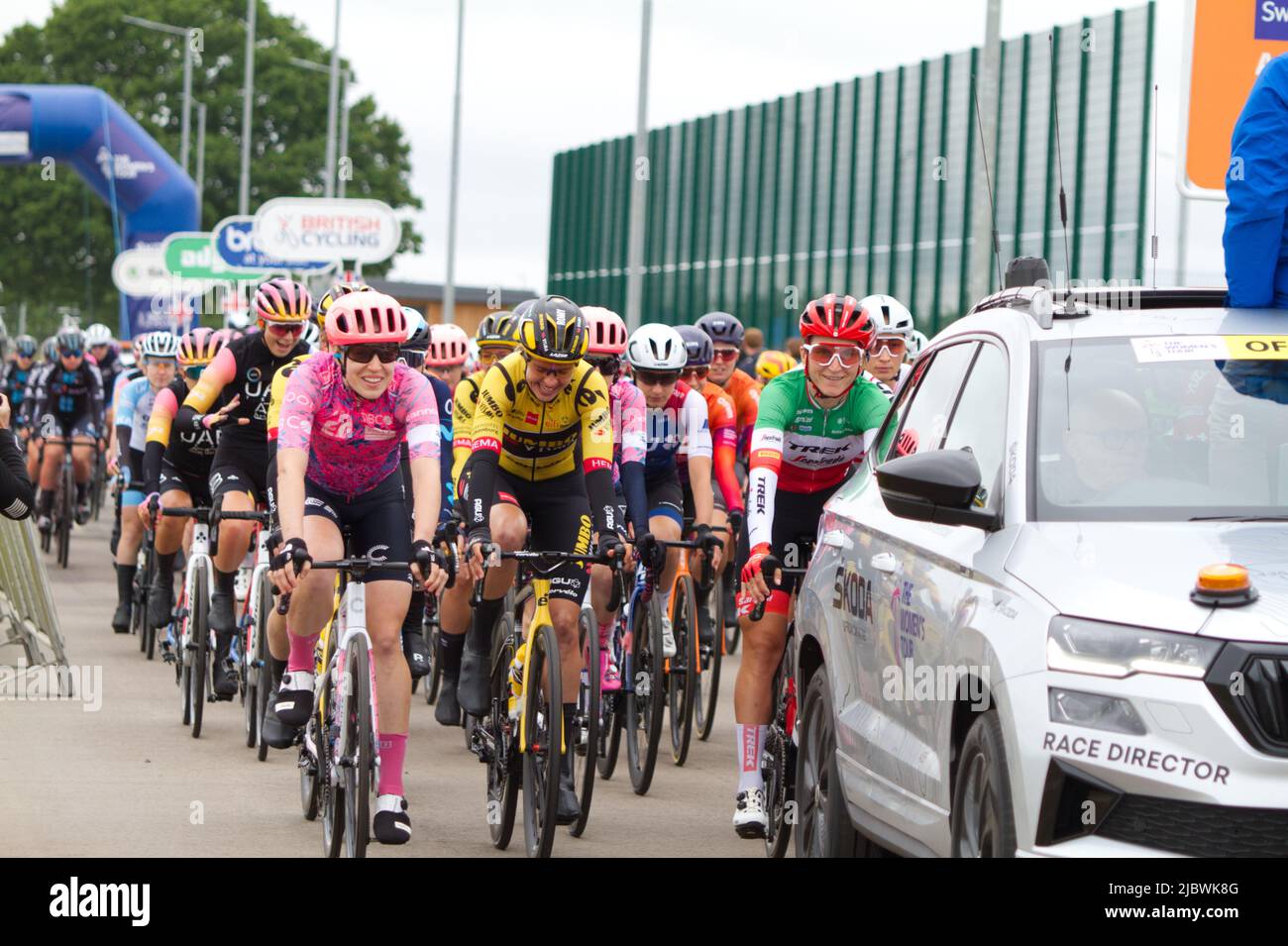 Women's Cycling Tour of Britain 2022. Nach dem Start vom Northern Gateway Sports Park in Colchester macht sich das Feld auf den Weg um die Strecke. Stockfoto