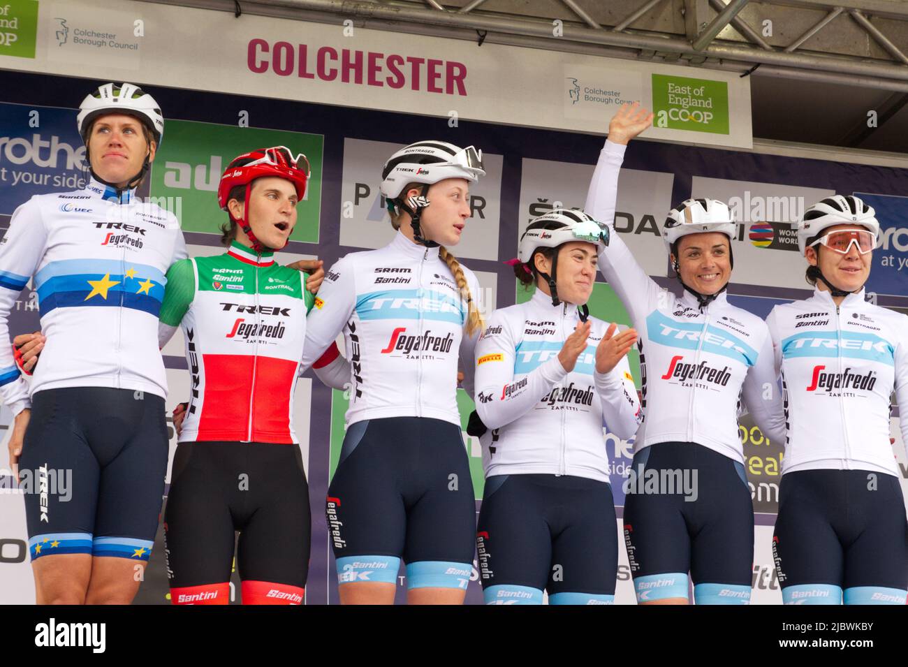Das Damen-Radsport-Team Trek-Segafredo wird der Menge vor der ersten Etappe der Women's Tour of Britain 2022 in Colchester in Essex vorgestellt. Stockfoto