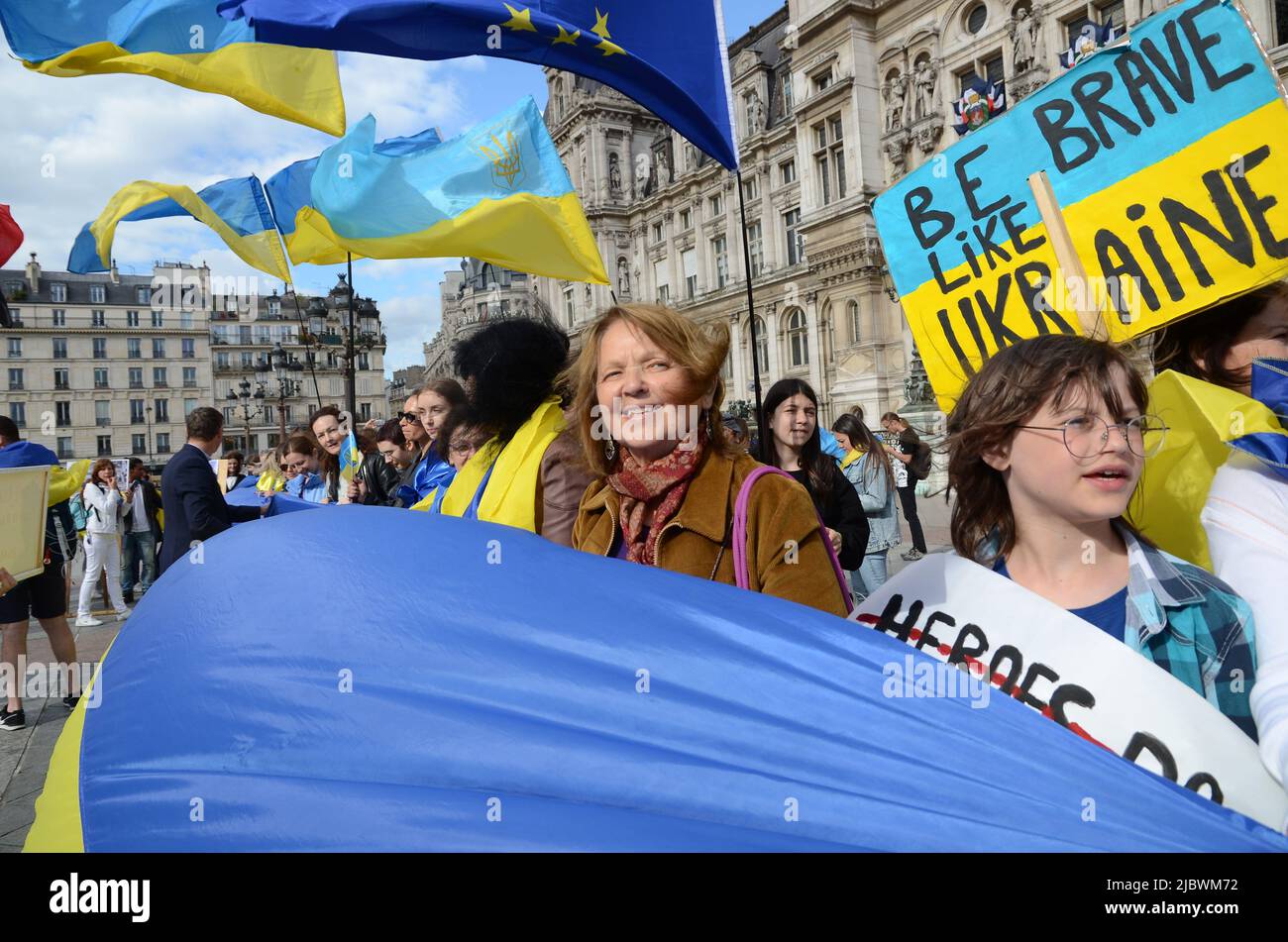Der stellvertretende Premierminister Olha Stefanishyna tritt mit dem ukrainischen Botschafter bei einer Kundgebung zur Unterstützung der Ukrainer vor dem Pariser Rathaus auf Stockfoto