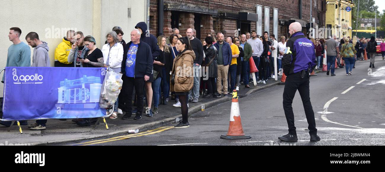 Manchester, Großbritannien. 8.. Juni 2022. Musikfans oder Zuschauer stehen vor der Schlange, um Laura Pergolizzi, die amerikanische Sängerin und Songwriterin, die professionell als LP bekannt ist, vor dem Apollo-Veranstaltungsort O2 in Ardwick, Manchester, England, Großbritannien, zu sehen. Britische Inseln. LP tourt auf ihrem sechsten Album Churches. Die Fassade des Gebäudes hat eine weiße, glasierte Terrakotta-façade und bietet Platz für 2.693 Personen. Quelle: Terry Waller/Alamy Live News Stockfoto