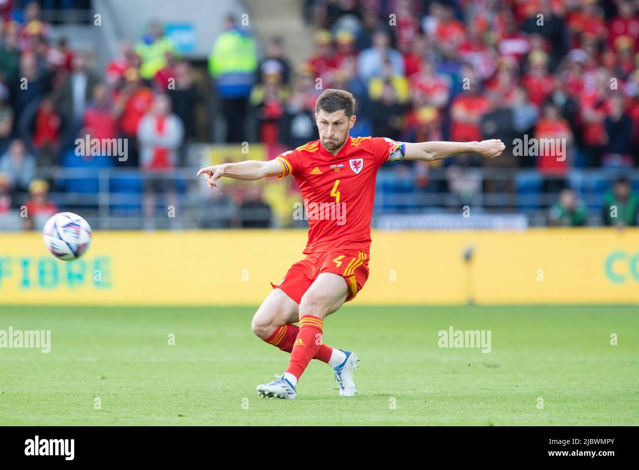 Cardiff, Wales, Großbritannien. 8.. Juni 2022. Ben Davies von Wales während des UEFA Nations League-Spiels zwischen Wales und den Niederlanden im Cardiff City Stadium. Kredit: Mark Hawkins/Alamy Live Nachrichten Stockfoto