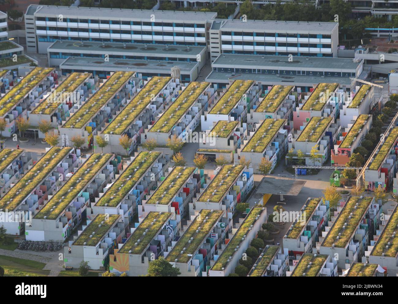 München, München, Deutschland - 25. August 2021: Häuser und Wohnungen von der Spitze des alten Olympischen Dorfes der Olympischen Spiele 1972 aus gesehen Stockfoto