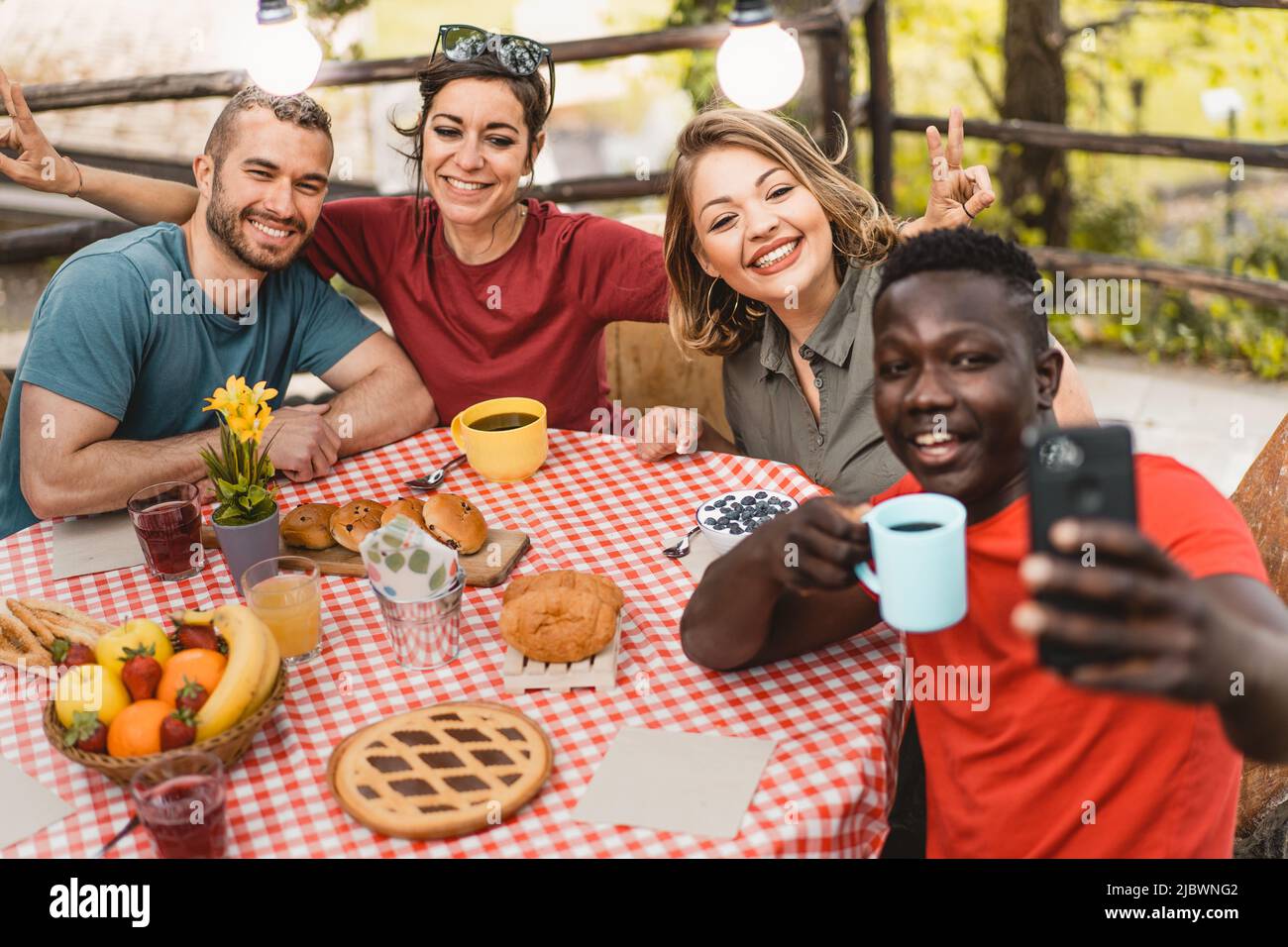 Junge trendige Menschen haben Spaß beim gemeinsamen Essen - Youth Lifestyle Food Culture Konzept Stockfoto