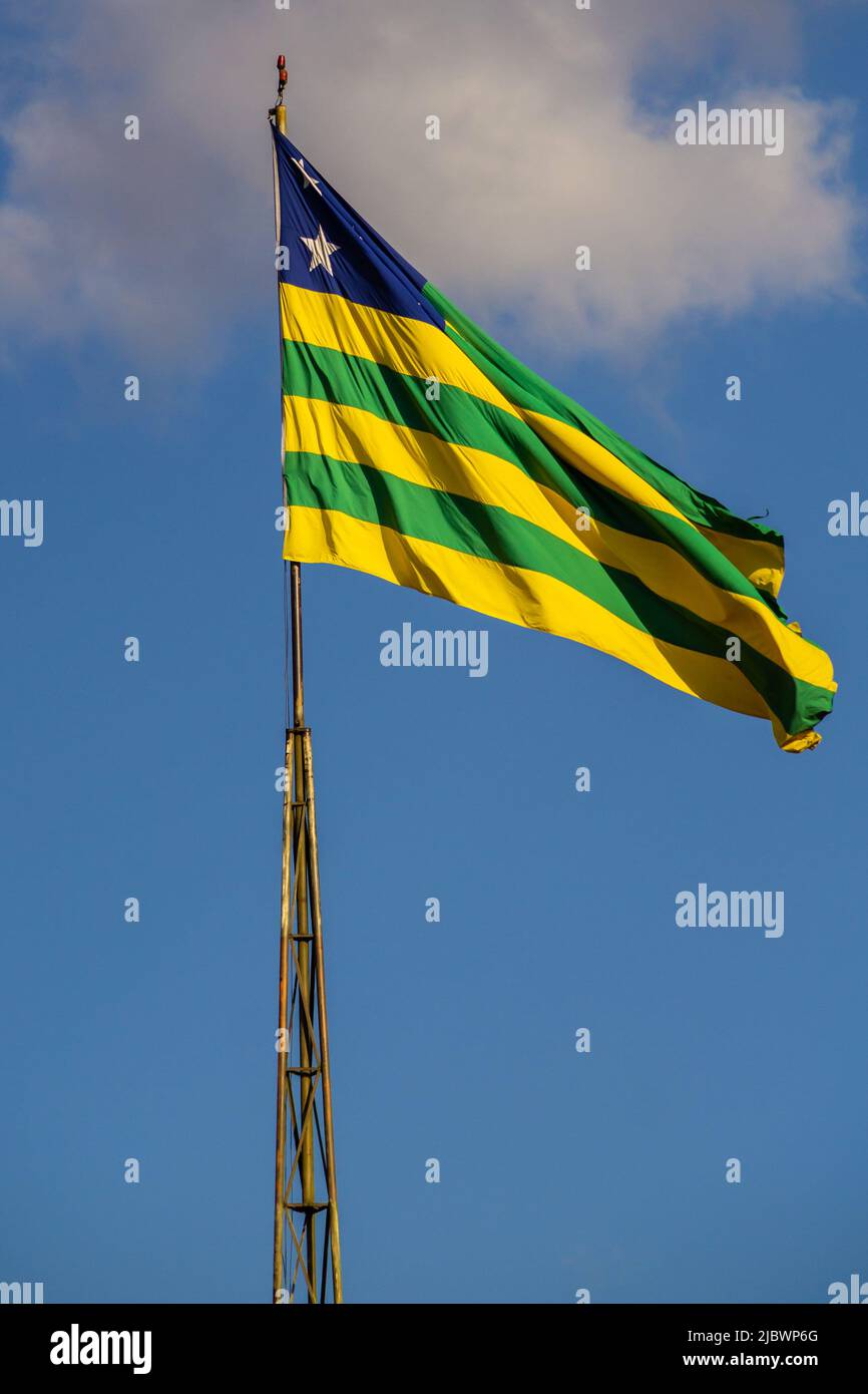 Goiânia, Goiás, Brasilien – 05. Juni 2022: Goiás-Staatsflagge winkt im Wind mit Himmel im Hintergrund. Stockfoto