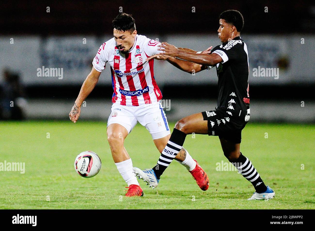 Recife, Brasilien. 07.. Juni, 2022. Links) und Andrey Santos (Vasco) während des Spiels zwischen Náutico X Vasco da Gama, gültig für die elfte Runde der brasilianischen Serie B Meisterschaft, in Estádio José do Rego Maciel, bekannt als Estádio do Arruda, in Recife (PE), an diesem Dienstag (07) statt. Kredit: Ricardo Fernandes/Spia Foto/FotoArena/Alamy Live Nachrichten Stockfoto