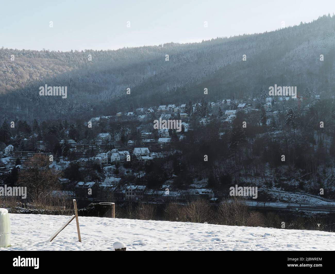 Berghäuser in Schlierbach im Winter von Ziegelhausen aus gesehen, Heidelberg, Deutschland. Stockfoto