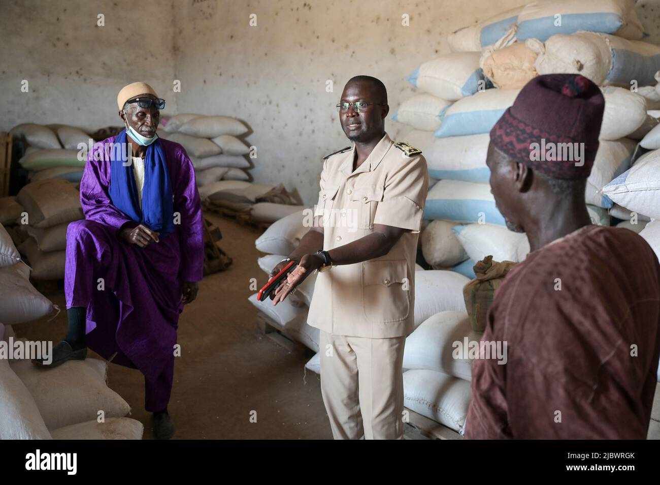 SENEGAL, Kaolack, Medina Sabakh bei Gambia, Gemeindehaus im Dorf Loyene, Getreidelagerung für Zeiten der Lebensmittelknappheit / Gemeinschaft Getreidespeicher in Loyene, von der Caritas gefördert Stockfoto