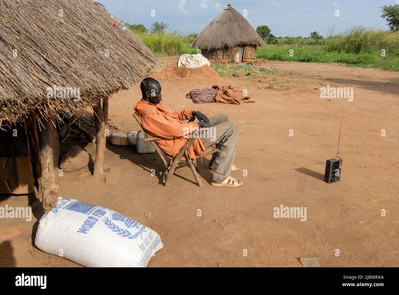 UGANDA, Kitgum , Flüchtlinge des Bürgerkrieges zwischen LRA und ugandischer Armee kehren nach den Friedensverhandlungen in ihre Dörfer zurück und beginnen mit dem Hausbau, der Landwirtschaft, sie erhalten Lebensmittelrationen vom WFP, Grain Bag / Fluechlinge des Bürgerkrieges zwischen LRA und Regierungsgruppen , kehren nach Friedensabgaben zurueck in ihre Doerfer, bauen Haeuser und bestellen die Felder , sie erhalten Nahmittelhilfen des WFP Welternährungsprogramm der UN, Sack mit Getreide Stockfoto
