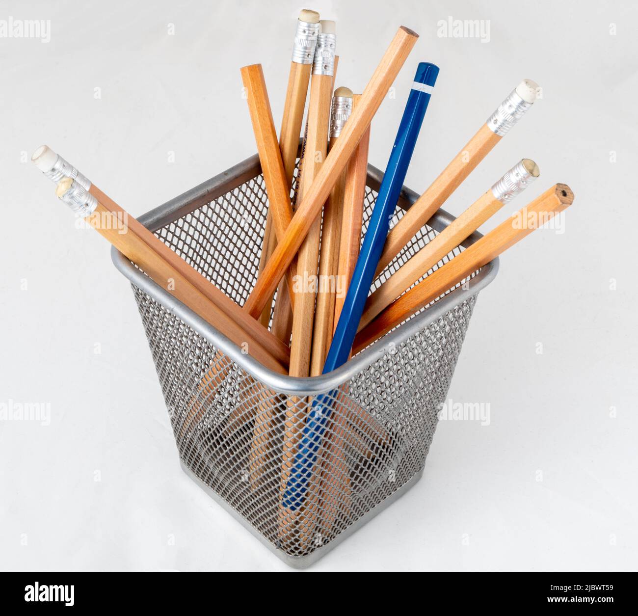 Ein blauer Bleistift unter den Bleistiften im Bleistifthalter. Stockfoto