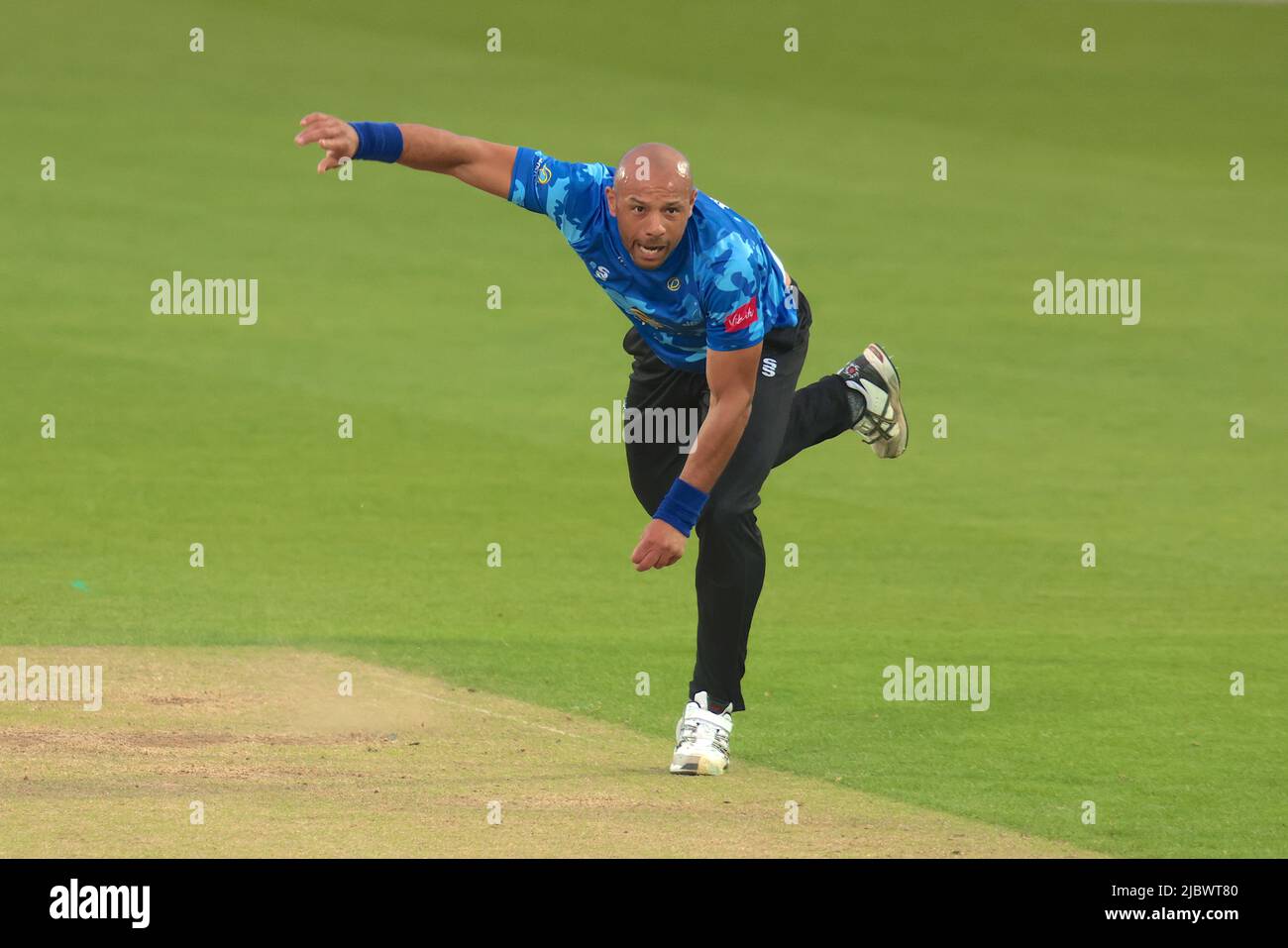 8. Juni 2022. London, Großbritannien. Sussex’s Tymal Mills Bowling als Surrey beim Cricket-Match Vitality T20 Blast beim Kia Oval gegen Sussex Sharks aufgeht. David Rowe/ Alamy Live News. Stockfoto