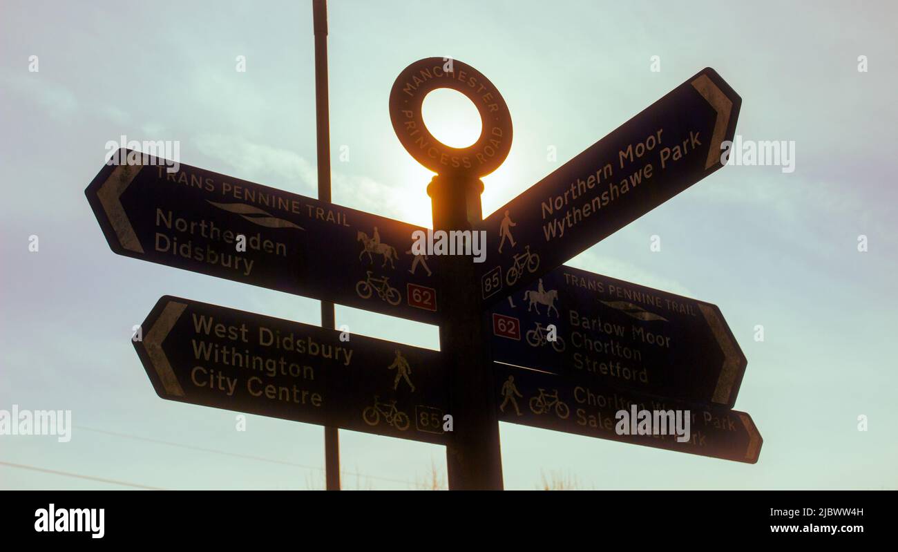 Ein Schild, das gegen die Sonne geschildet wurde. Stockfoto