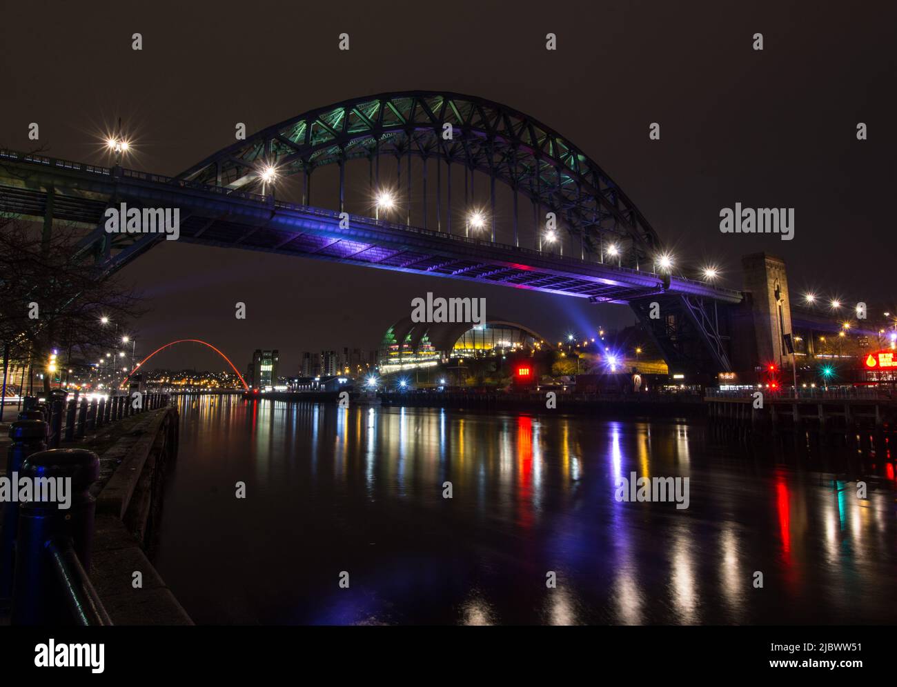 Nachtaufnahme der Tyne Bridge und des Newcastle Gateshead Quayside Stockfoto