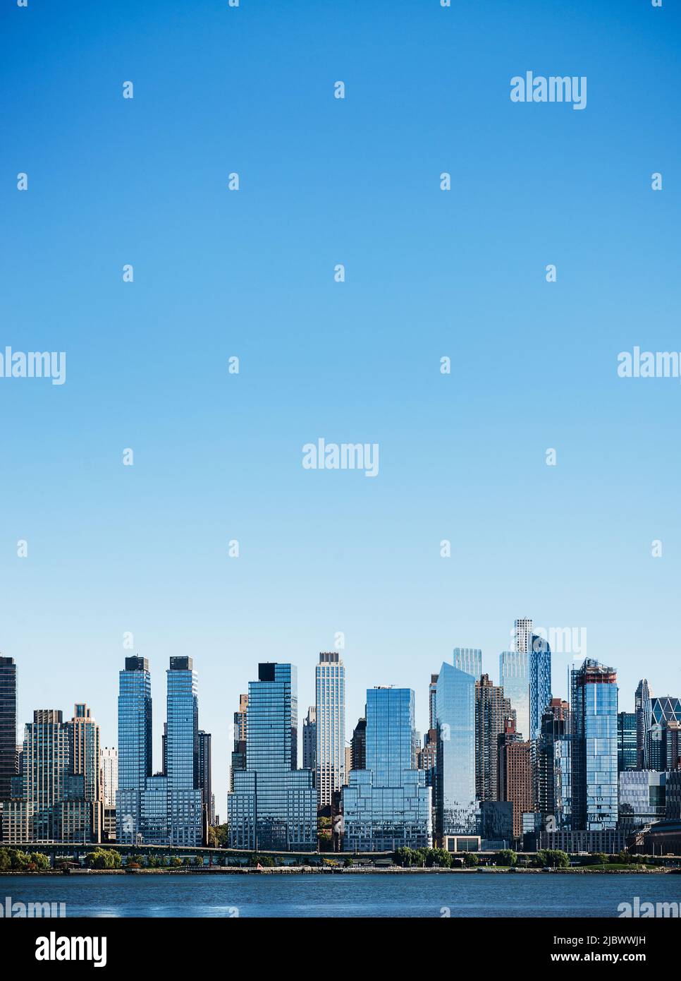 Blick auf die Westseite von Manhattan und den Hudson River aus Sicht von West New York, New Jersey Stockfoto