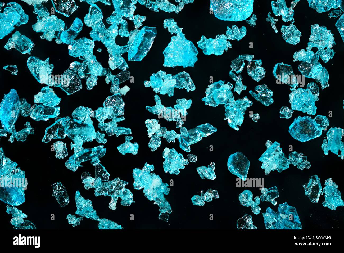 Blaue Kupfersulfatkristalle unter 4x Mikroskopvergrößerung - Bildbreite = 9mm Stockfoto